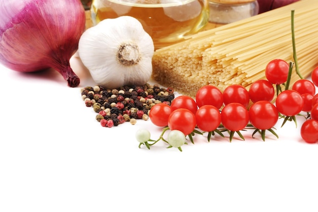 Składniki na stole - świeże warzywa i przyprawy