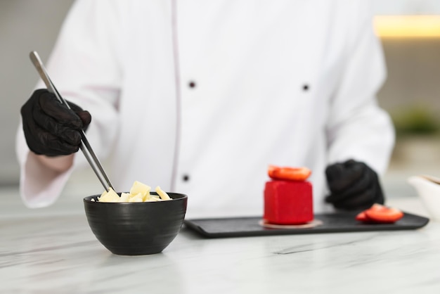 Kucharz przygotowujący potrawę
